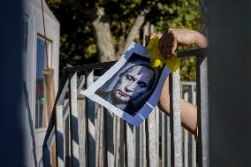Ukrainian citizens in Chile protest outside the Russian Embassy